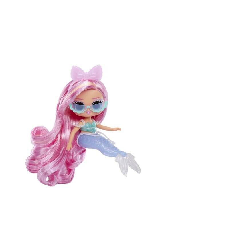 Kleine Puppenfigur im Meerjungfrauen-Stil mit langem rosa Haar, lavendelfarbener Schleife und blauen Sonnenbrillen, sitzend auf weißem Hintergrund posiert.