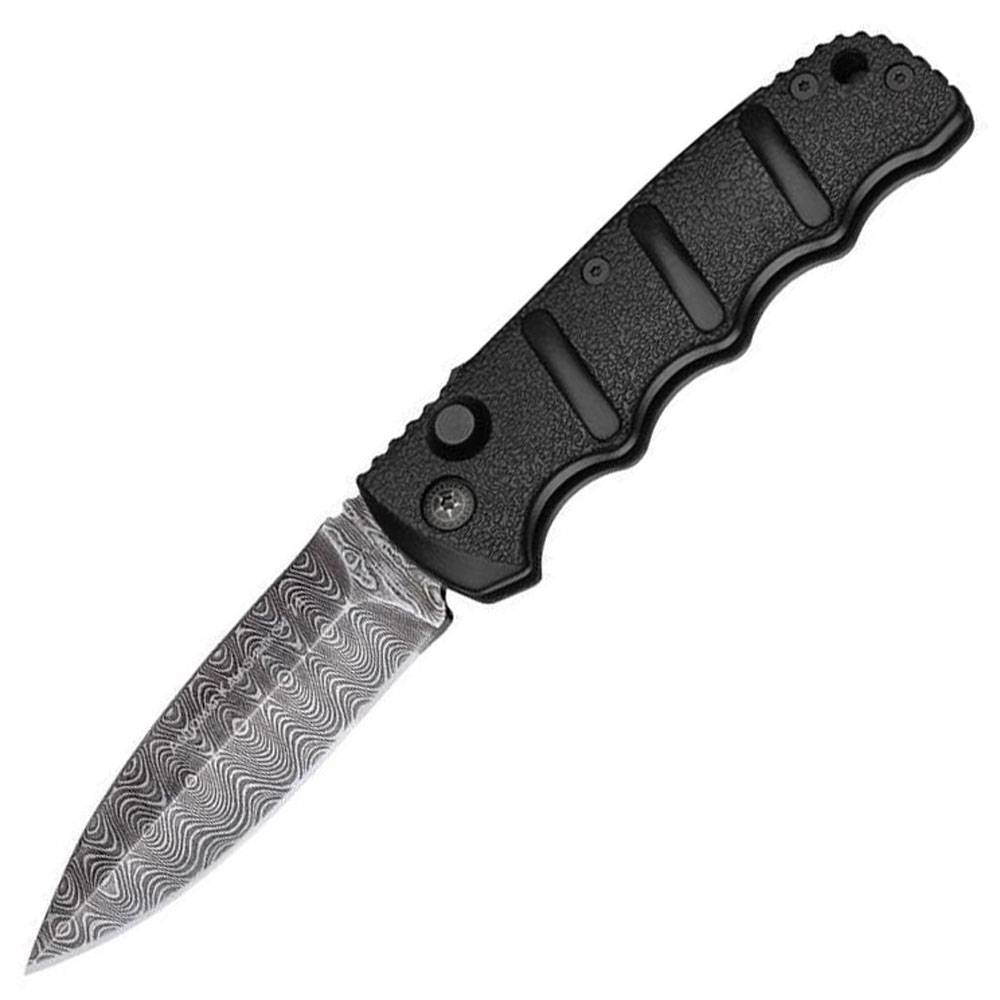 Ein Klappmesser mit schwarzem strukturiertem Griff und gemusterter silberner Klinge auf weißem Hintergrund.
