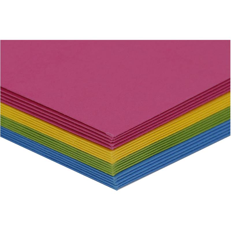Ein Stapel mehrfarbiger Papierblätter in Rosa, Gelb, Grün und Blau ist ordentlich auf einer weißen Oberfläche angeordnet.