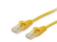 Gelbes Ethernet-Kabel mit zwei RJ45-Steckern auf weißem Hintergrund.