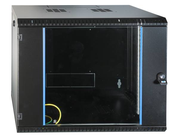 Ein schwarzes, wandmontiertes Serverschrank mit Glastür, leerem Innenraum und sichtbarer Kabelführung am unteren Ende.