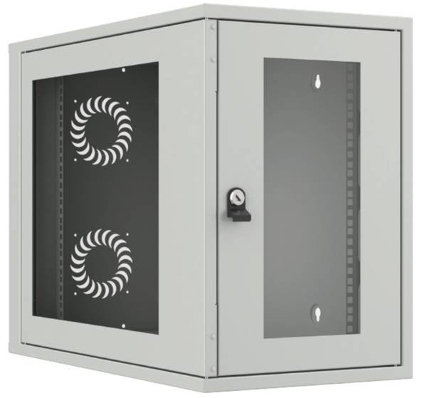 Ein grauer, wandmontierter Netzwerkschrank mit Glastüren und Lüftungsventilatoren, der zur Unterbringung und Organisation von Netzwerkgeräten verwendet wird.