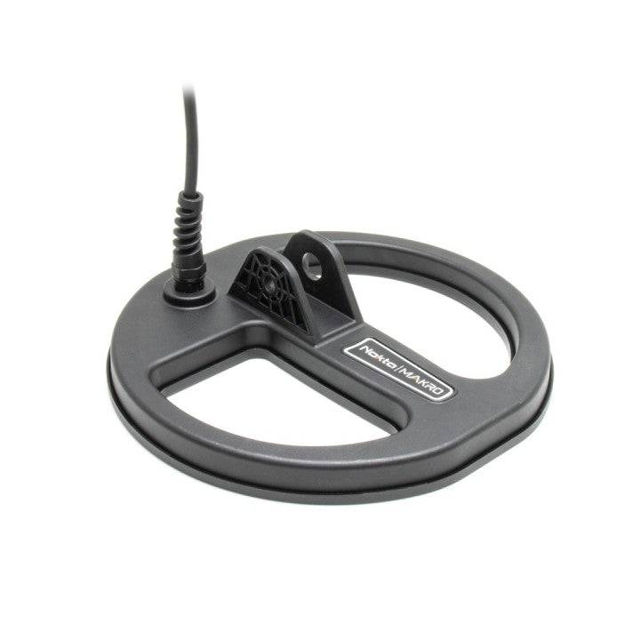 Schwarze ovale Metalldetektor-Suchspule mit angebrachtem Kabel, dargestellt auf weißem Hintergrund.