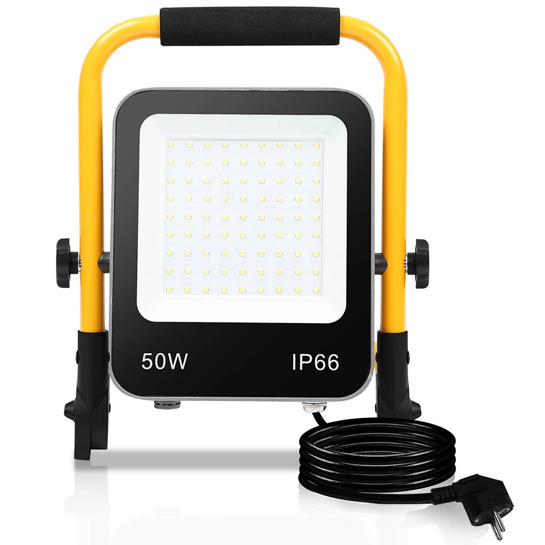 Tragbare 50W LED-Flutlicht mit gelbem Griff, gekennzeichnet mit IP66, abgebildet mit aufgewickeltem Stromkabel und Stecker.