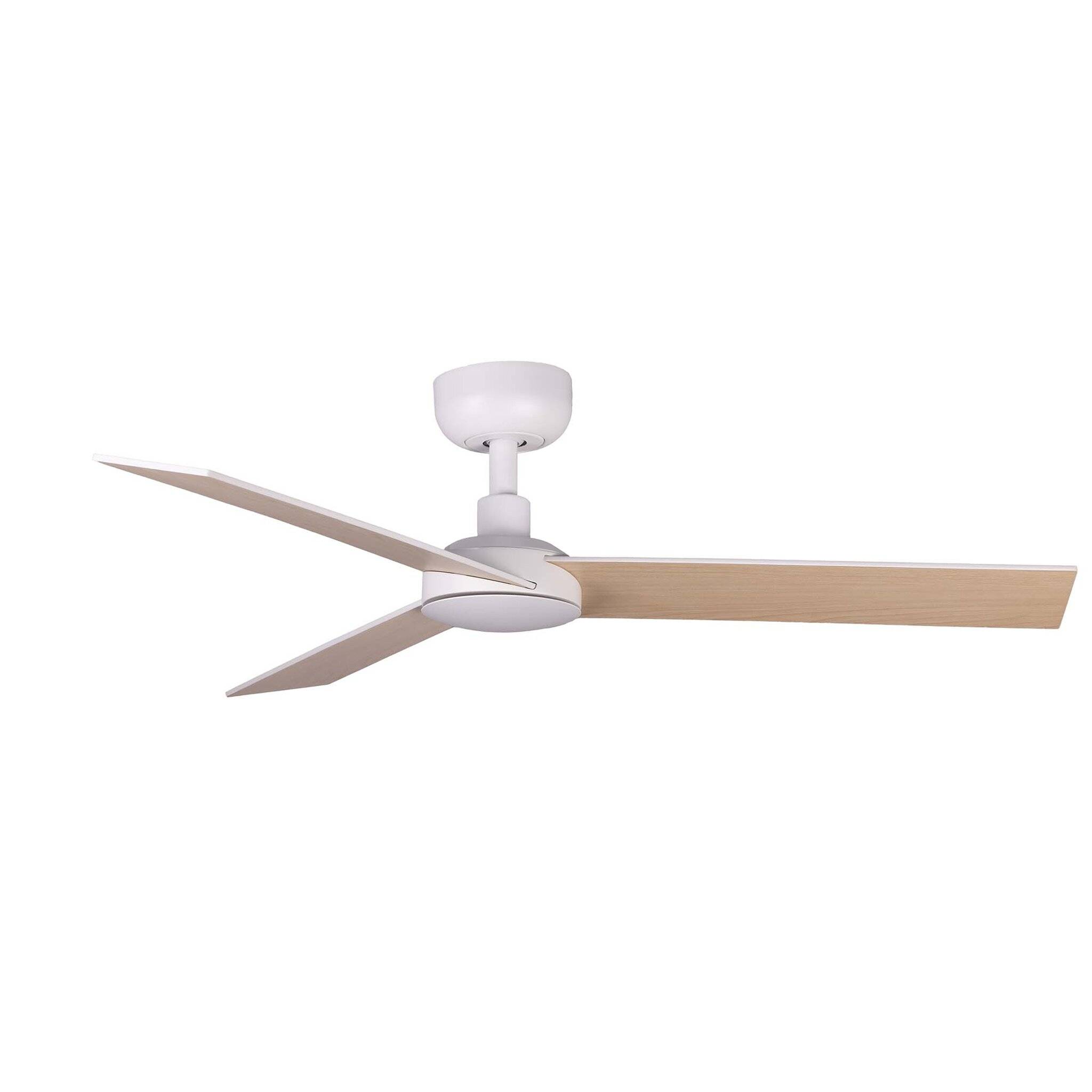 Moderner Deckenventilator mit drei hellholzfarbenen Flügeln auf weißem Hintergrund