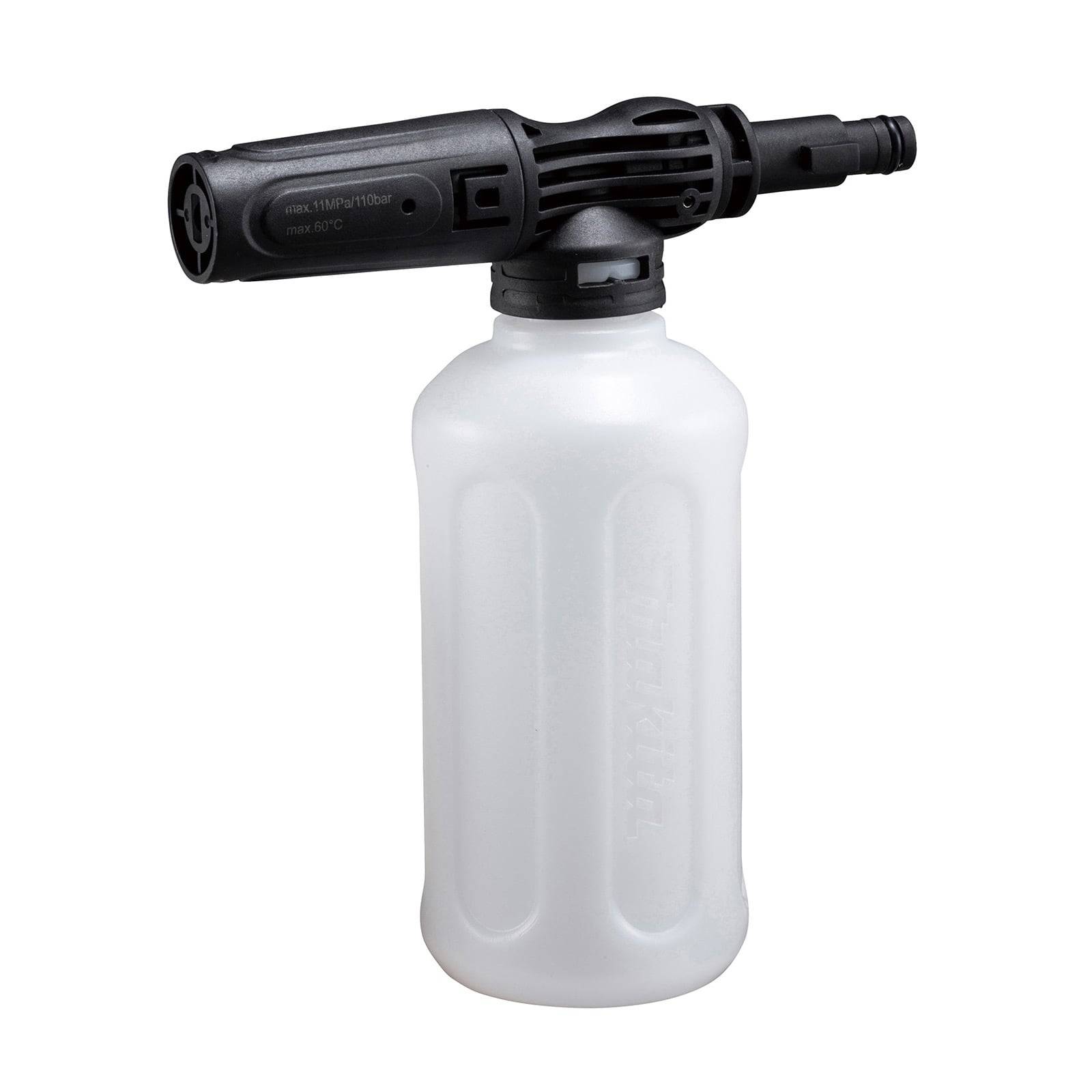 Ein weißer Schaum-Kanon mit einem schwarzen Düsenaufsatz für einen Hochdruckreiniger, der zum Auftragen von Reinigungslösung auf Oberflächen verwendet wird.