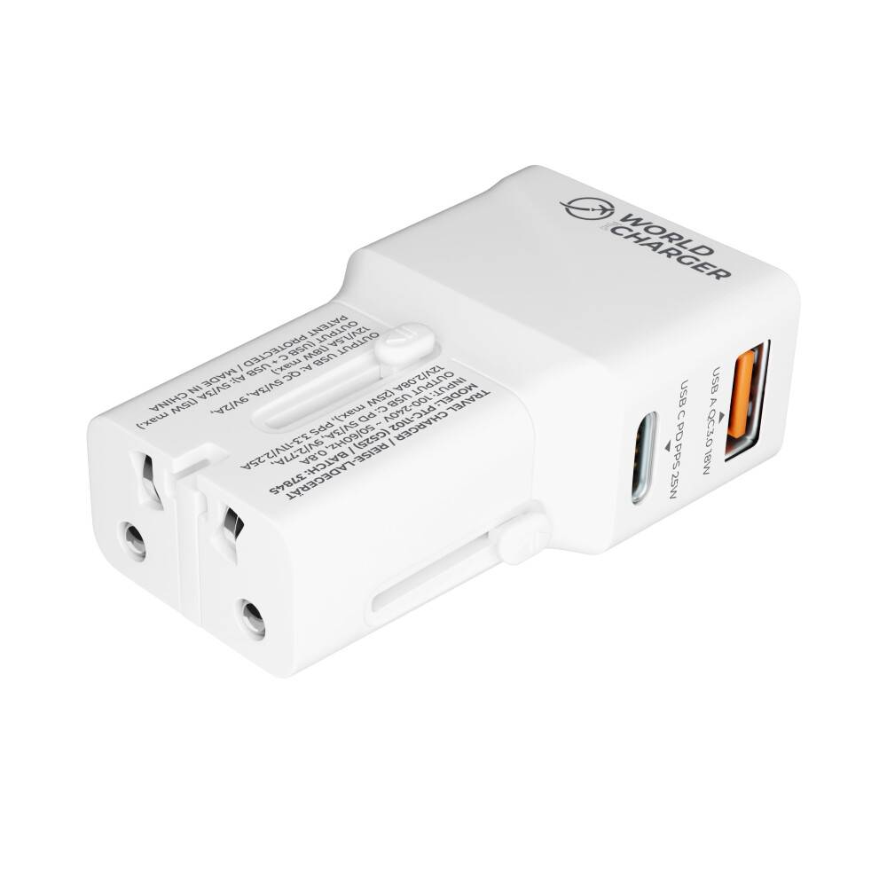 Universeller Reiseadapter von White World Charger mit mehreren USB-Anschlüssen und Steckdosen, gezeigt vor einem einfachen weißen Hintergrund.