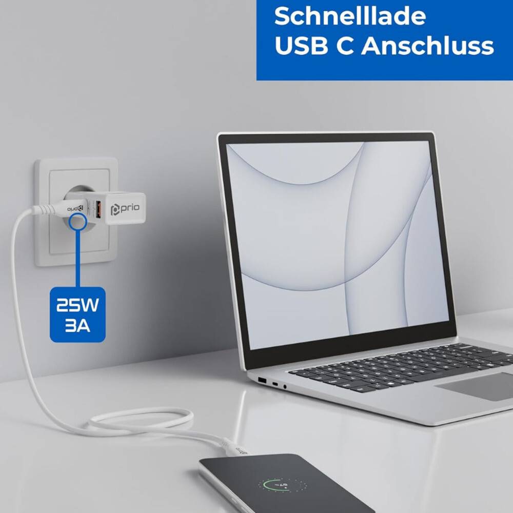 Laptop wird über ein USB-C-Kabel und einen Adapter von einer Steckdose aufgeladen; ein blaues Etikett zeigt „Schnelllade USB C Anschluss