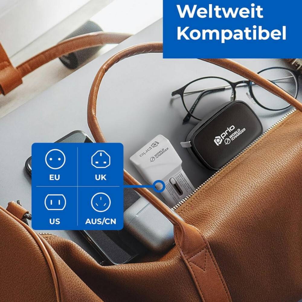 Ledertasche mit mehreren Reiseadaptern und Ladegeräten, gekennzeichnet mit 