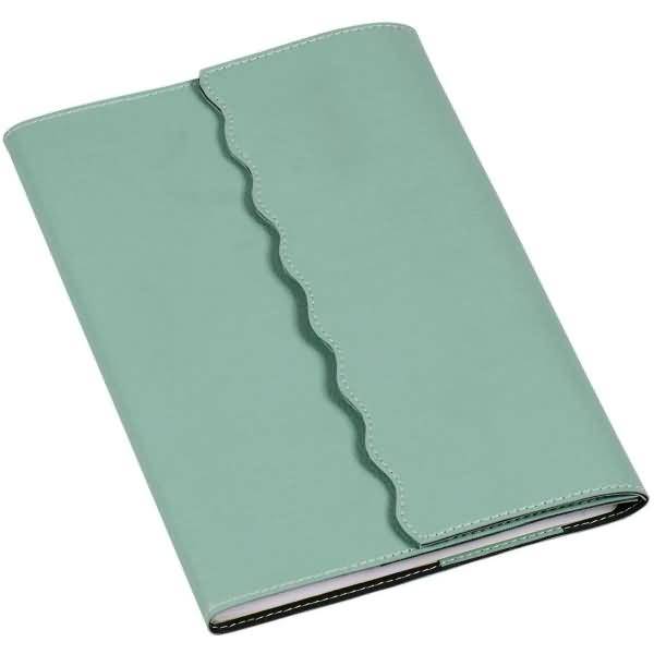 Notizbuch oder Planer in Mintgrün mit gewelltem Klappenver­schluss auf weißem Hintergrund.