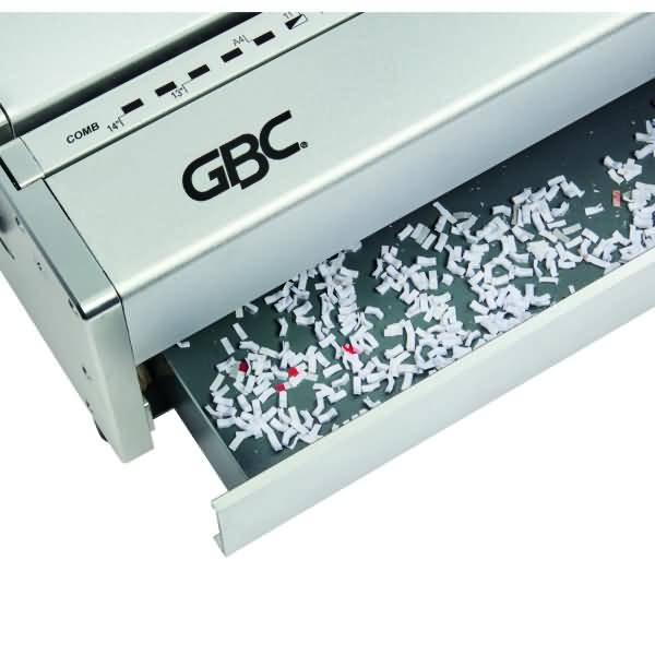 Papiervernichter mit ausziehbarem Behälter voller geschredderter Papierschnipsel und dem GBC-Logo auf der Vorderseite.