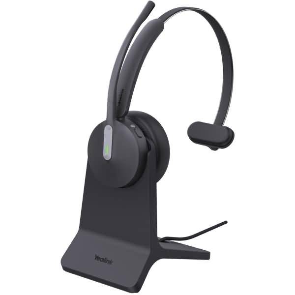 Schwarzes kabelloses Over-Ear-Headset auf einer Ladestation, gezeigt vor weißem Hintergrund.