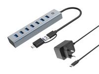 USB-Hub mit sieben Anschlüssen und angeschlossenem Netzteil, gezeigt mit verbundenen Kabeln und einem Stecker auf weißem Hintergrund