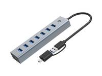 Silber-USB-Hub mit sechs Anschlüssen und angeschlossenem USB-Kabel auf weißem Hintergrund.