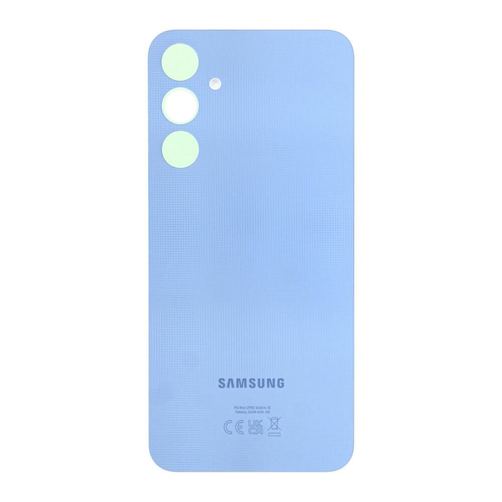 Das Bild zeigt die Rückseite eines blauen Samsung-Mobiltelefons mit drei Kameraobjektiven und einem LED-Blitz. Das Samsung-Logo ist darunter sichtbar.