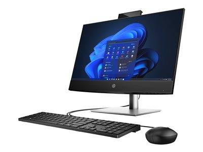 Ein Desktop-Computer-Setup mit einem Monitor, auf dem der Windows 11-Startbildschirm angezeigt wird, sowie einer Tastatur und einer Maus im Vordergrund.