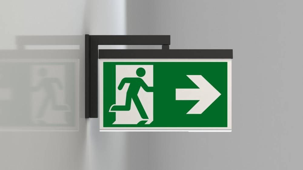 Notausgang-Schild mit einer laufenden Figur und einem nach rechts weisenden Pfeil, der die Richtung zum nächstgelegenen Ausgang anzeigt.