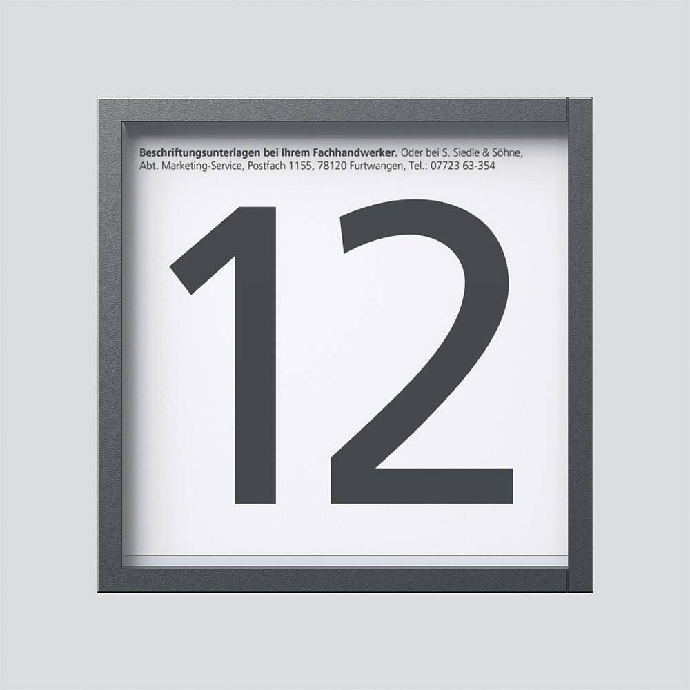 Große Zahl '12' in Schwarz auf weißem Hintergrund, gerahmt in Grau. Deutscher Text darüber liefert Kontaktinformationen für einen Marketingservice.