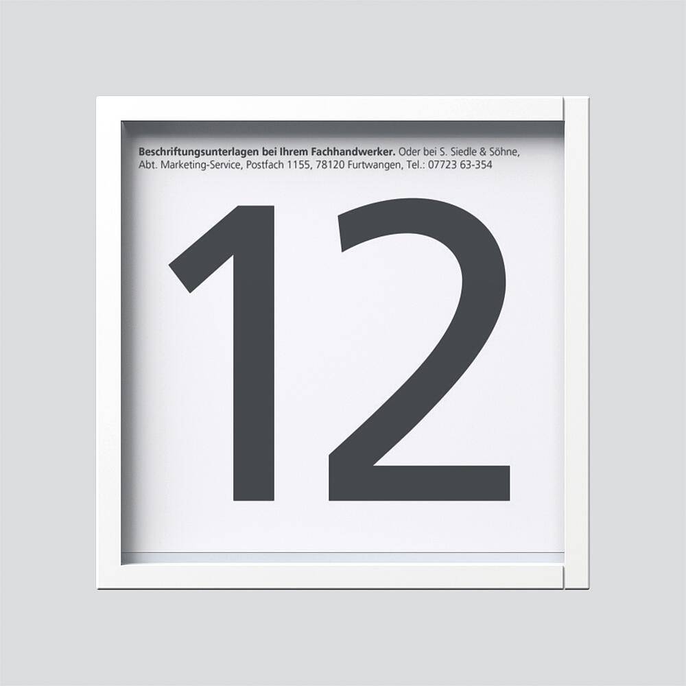Das Bild zeigt ein weißes quadratisches Schild mit einer großen schwarzen Zahl '12'. Darüber befindet sich ein deutscher Text mit Kontaktinformationen für einen Marketingservice.