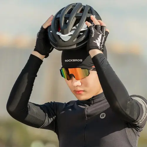 Fahrradkappe mit Aussparungen für Brillen in Schwarz mit reflektierende Elemente Fahrradkappe mit Aussparungen für Brillen in Schwarz mit reflektierende Elemente