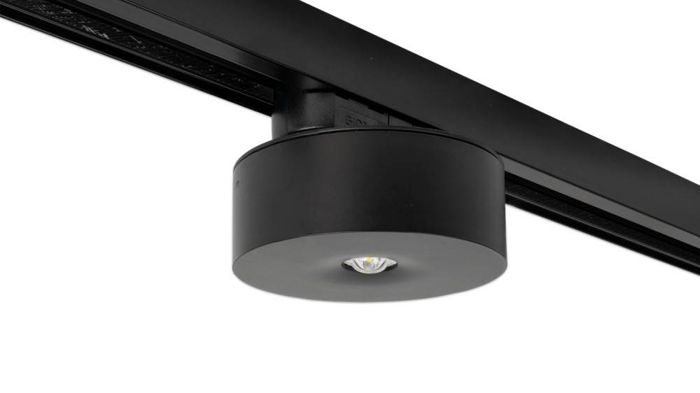 Eine schwarze Schienenleuchteinheit mit einer einzelnen, kreisförmigen LED-Leuchte. Die Leuchte ist an einer Deckenreling montiert und für gerichtete Beleuchtung konzipiert.