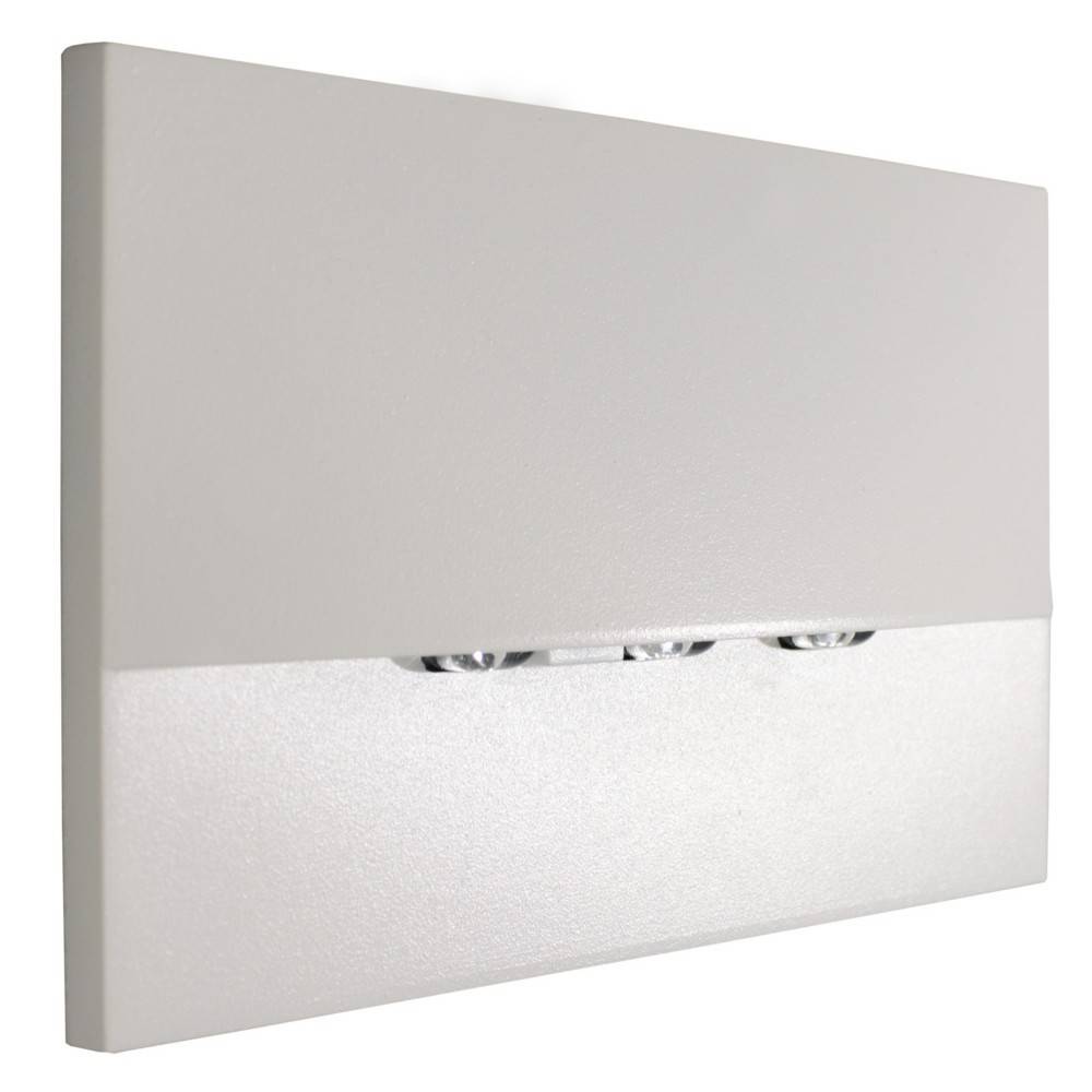 Eine rechteckige, wandmontierte LED-Stufen-Leuchte mit minimalistischem Design, die durch einen Lichtschlitz weiches Licht abstrahlt und für den Innenbereich geeignet ist.
