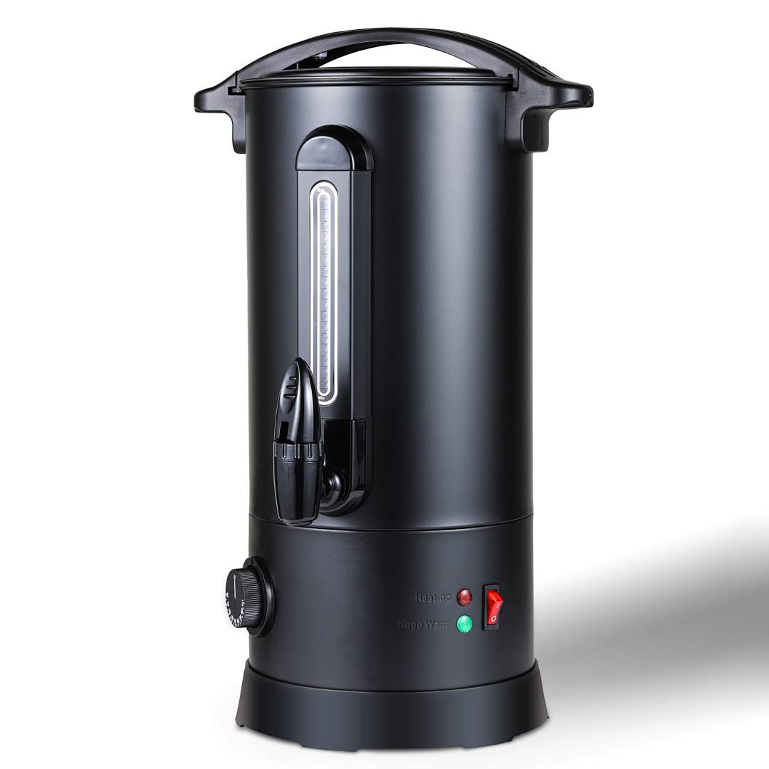 Schwarzer elektrischer Heißwasserkessel/Spender mit Griff, Wasserstands-Anzeirefenster, Drehregler und Anzeigelampen auf weißem Hintergrund.
