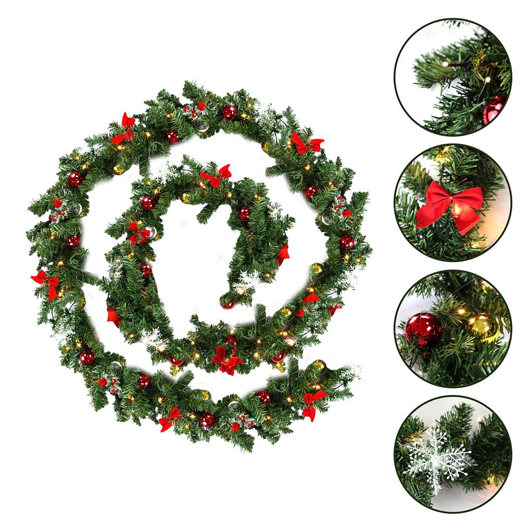 Künstlicher Weihnachtsgirlanden-Kranz und spiralförmige Girlande, dekoriert mit roten Schleifen, Schmuckstücken und Lichtern, mit vier Detailaufnahmen in Nahaufnahme.