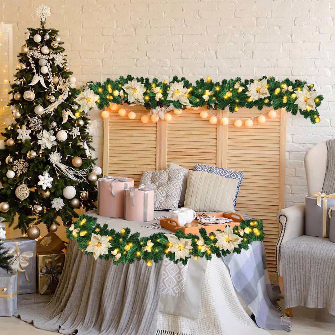 Gemütliches Wohnzimmer zum Übernachten in den Ferien mit dekoriertem Weihnachtsbaum, einer Kopfteils-Kulisse mit Girlanden-Beleuchtung, Geschenkboxen und einer festlich gestalteten Tisch- und Stuhleinrichtung.