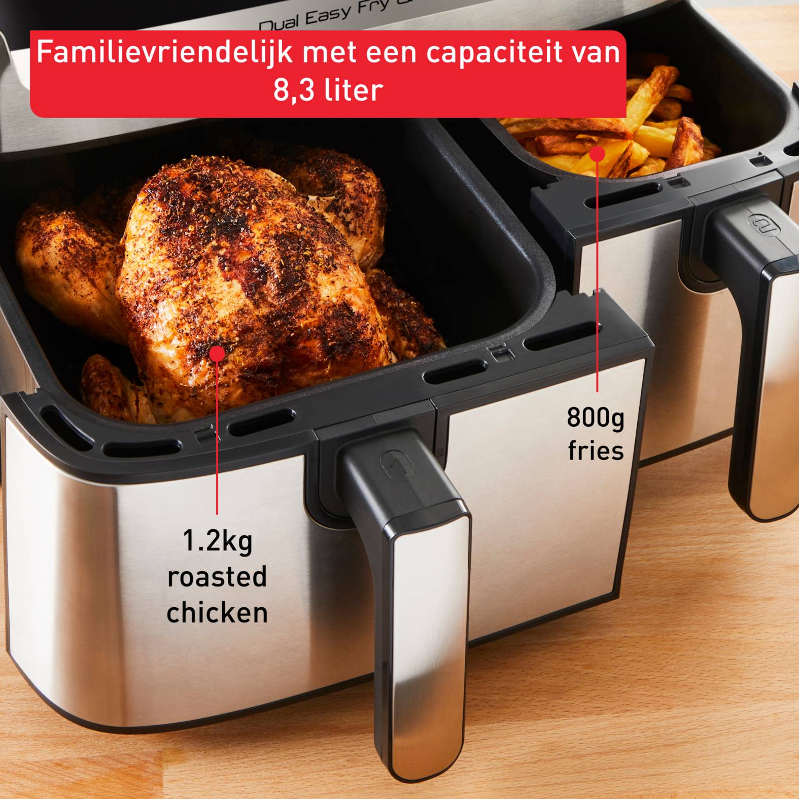 Heißluftfritteuse mit zwei Körben, die Fassungsvermögen zeigen: 1,2 kg gebratenes Hähnchen und 800 g Pommes frites; Banner besagt „Familienfreundlich mit einem Fassungsvermögen von 8,3 Litern".