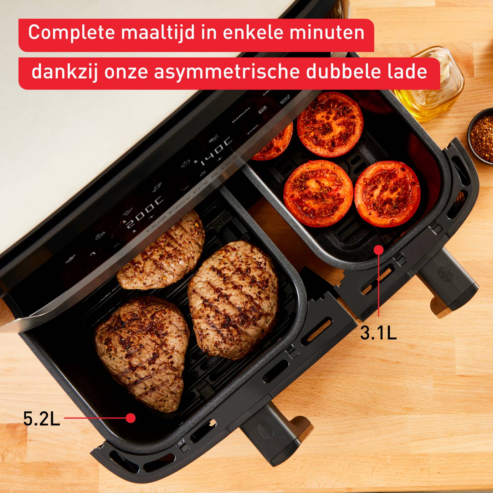 Heißluftfriteuse mit asymmetrischem doppeltem Schubfach zum gleichzeitigen Zubereiten von zwei Gerichten; Der Text besagt „Komplette Mahlzeit in wenigen Minuten dank unserer asymmetrischen Doppellade" und zeigt Fächer von 5,2 l und 3,1 l.