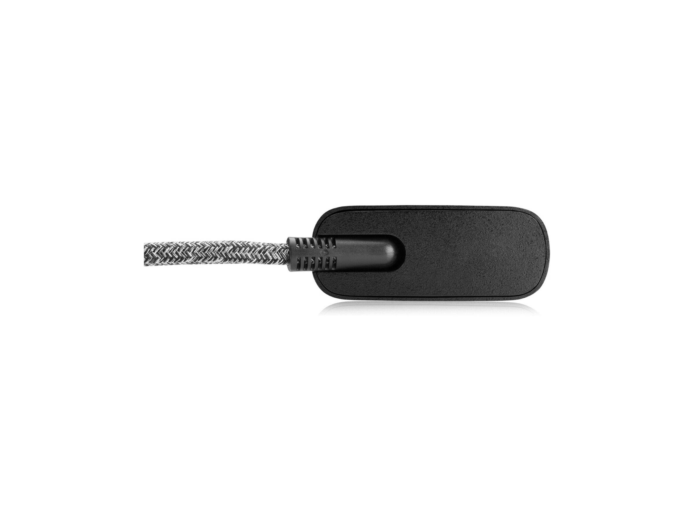 Eine schwarze, rechteckige Zugentlastung mit einem geflochtenen Kabel, das von ihr ausgeht, von der Seite auf weißem Hintergrund betrachtet.