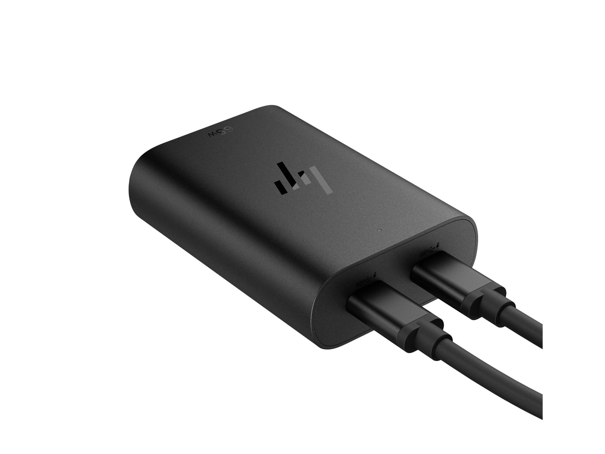 Ein schwarzer tragbarer Ladegerät mit zwei USB-C-Anschlüssen wird gezeigt, versehen mit dem Logo der Marke. Er ist für das Aufladen elektronischer Geräte konzipiert.