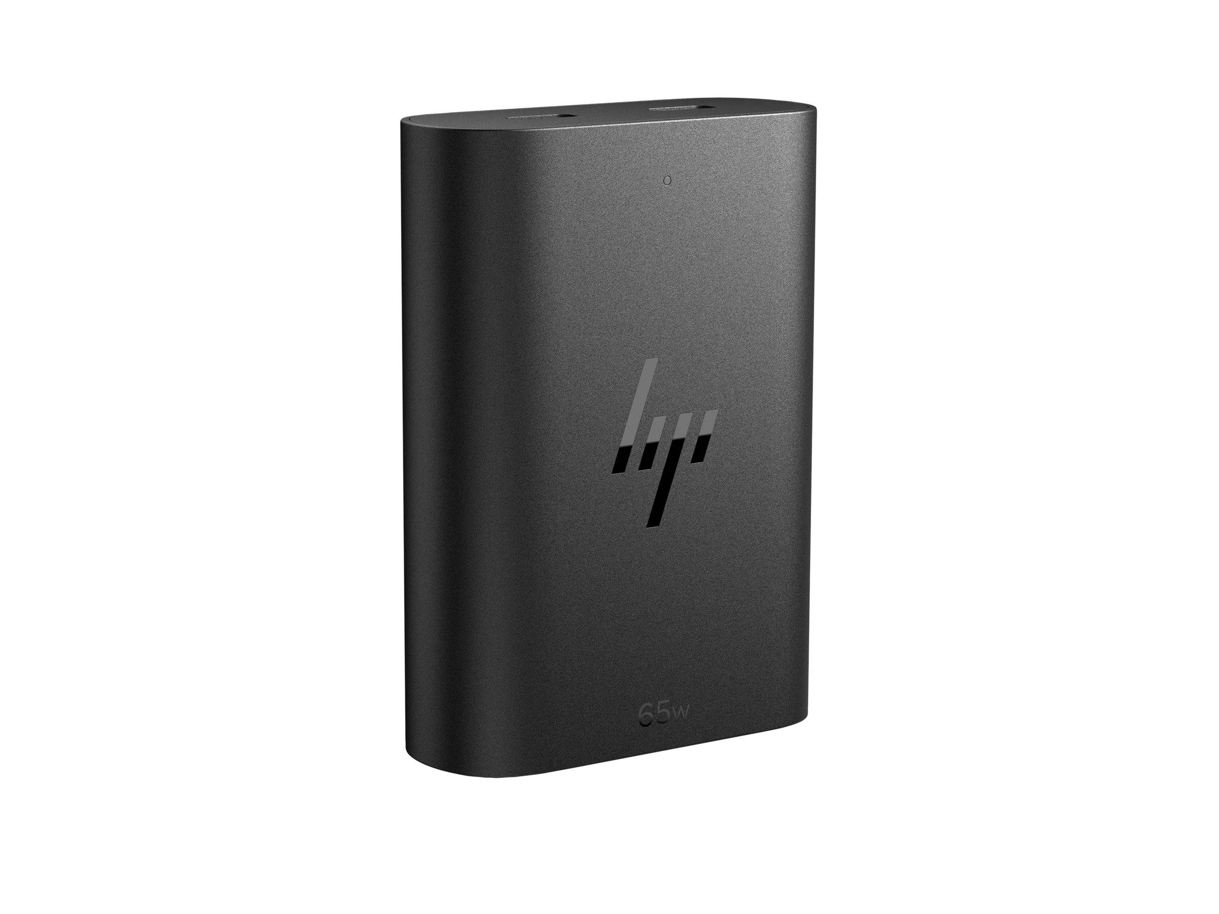 Power Bank von HP mit 65 Watt, in Schwarz, mit HP-Logo auf seiner Oberfläche, aufrecht stehend.
