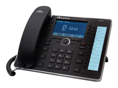 Schwarzes Bürotischtelefon mit Hörer auf der Gabel, beleuchtetes Display mit Anzeige von Datum und Uhrzeit sowie programmierbare Seitentasten.
