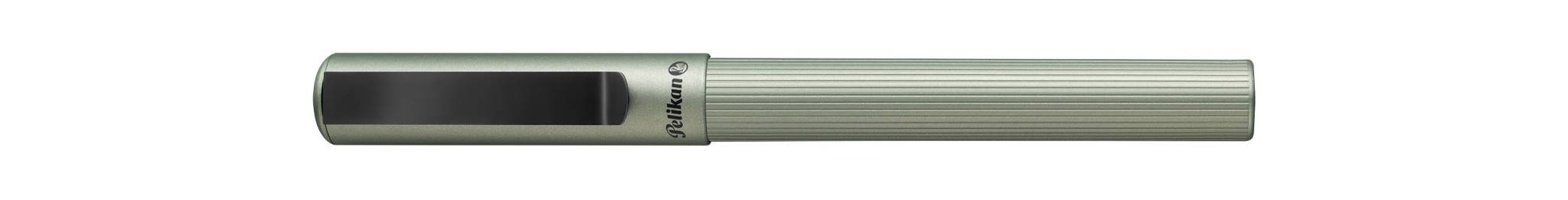 Silberne E-Zigarette oder Vape-Pen horizontal auf weißem Hintergrund gezeigt, mit schwarzem Mundstück und gerilltem Körper.