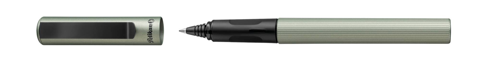 Ein silberner Stift mit entfernter Kappe, wobei die schwarze Schreibspitze neben der Kappe auf einem einfachen weißen Hintergrund zu sehen ist.