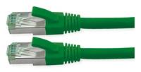 Zwei grüne Ethernet-Kabel mit RJ45-Steckern, horizontal auf weißem Hintergrund dargestellt.