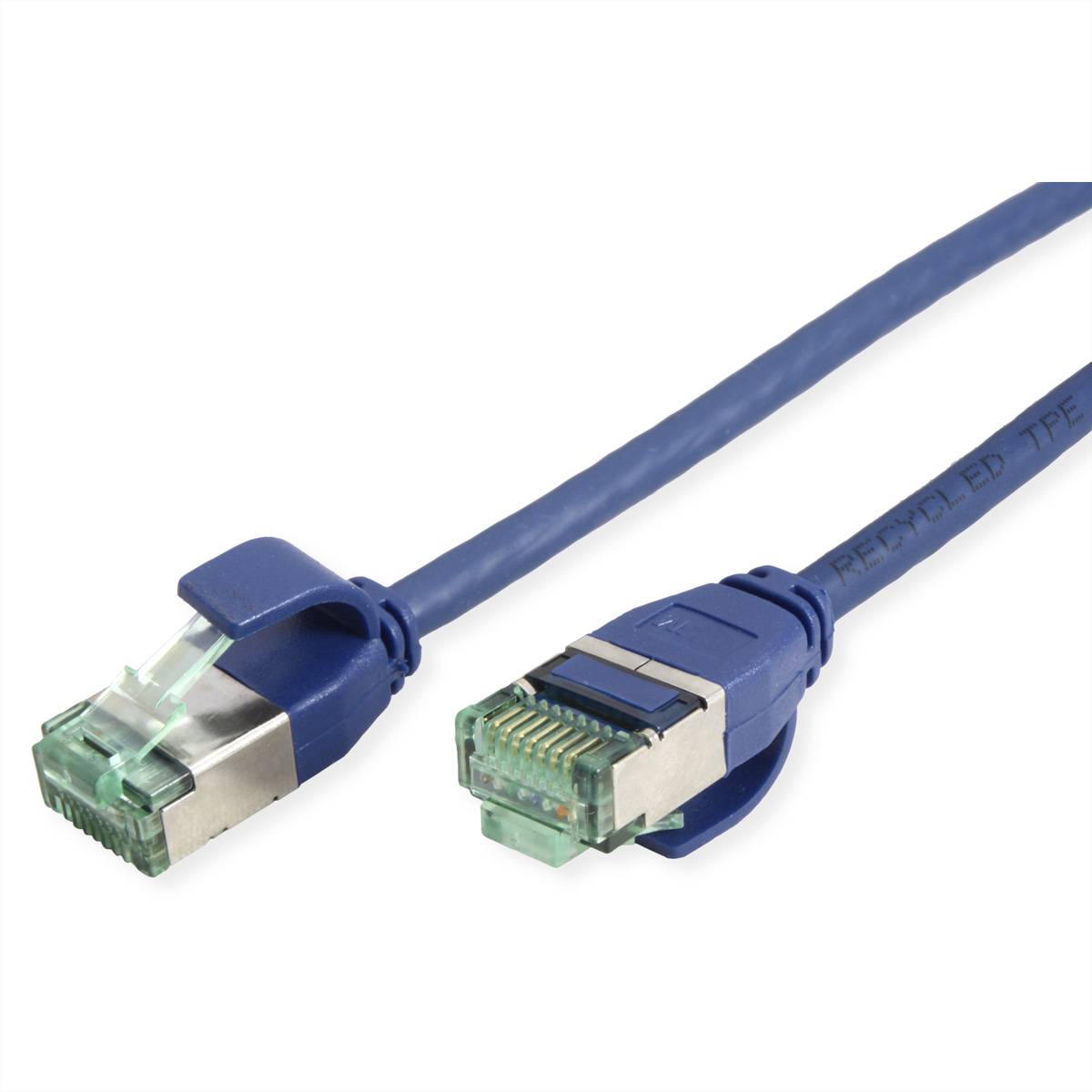 Ein blaues Ethernet-Kabel mit Metallsteckern an beiden Enden, das für Netzwerk- und Internetverbindungen verwendet wird.