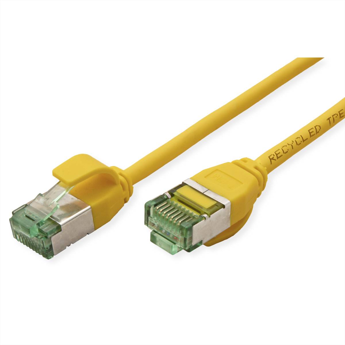 Ein gelbes Ethernet-Kabel mit grünen, transparenten Steckern an beiden Enden, auf der Kabeloberfläche mit „Recycled TPE