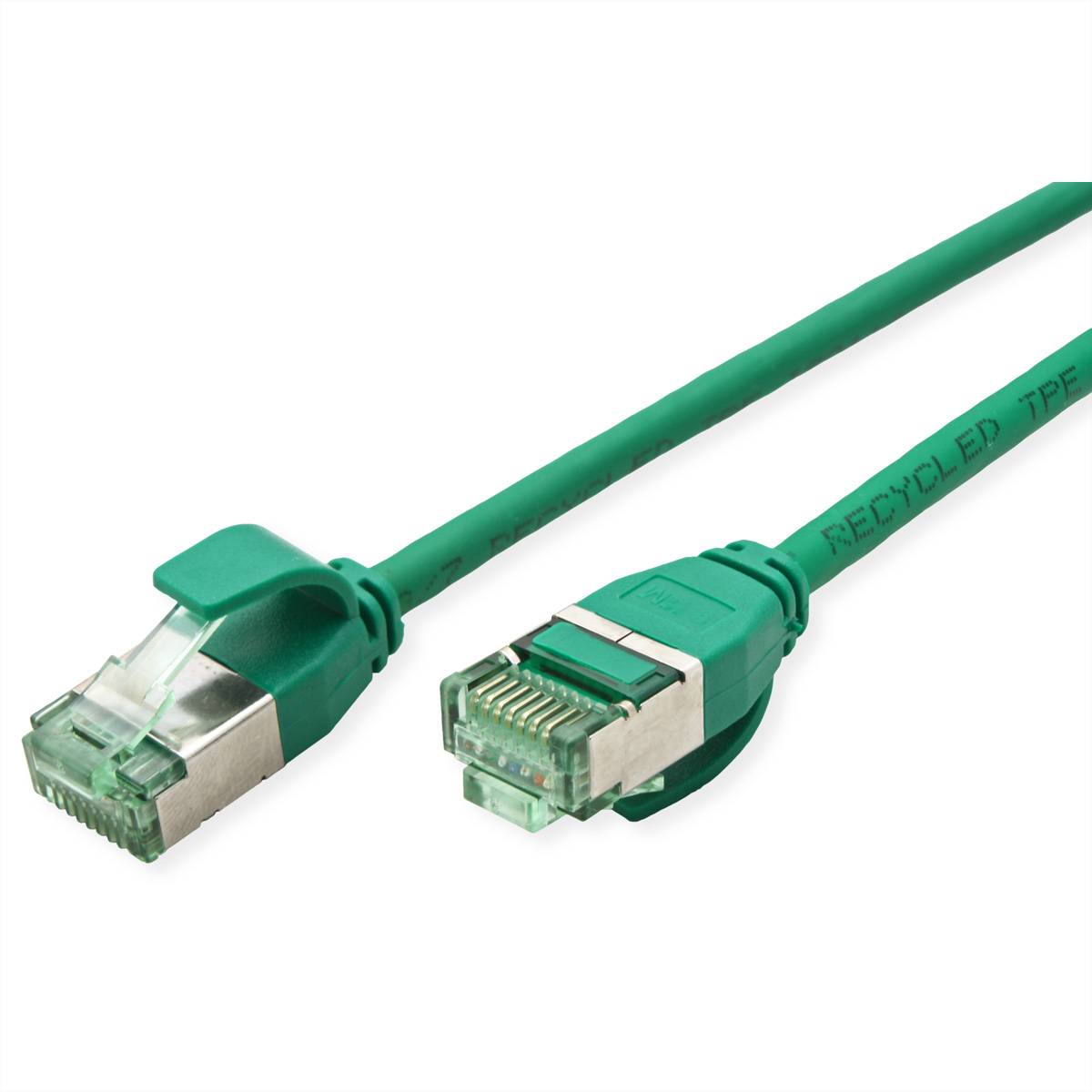 Ein grünes Ethernet-Kabel mit Metallsteckern an beiden Enden, das für Netzwerkverbindungen verwendet wird.