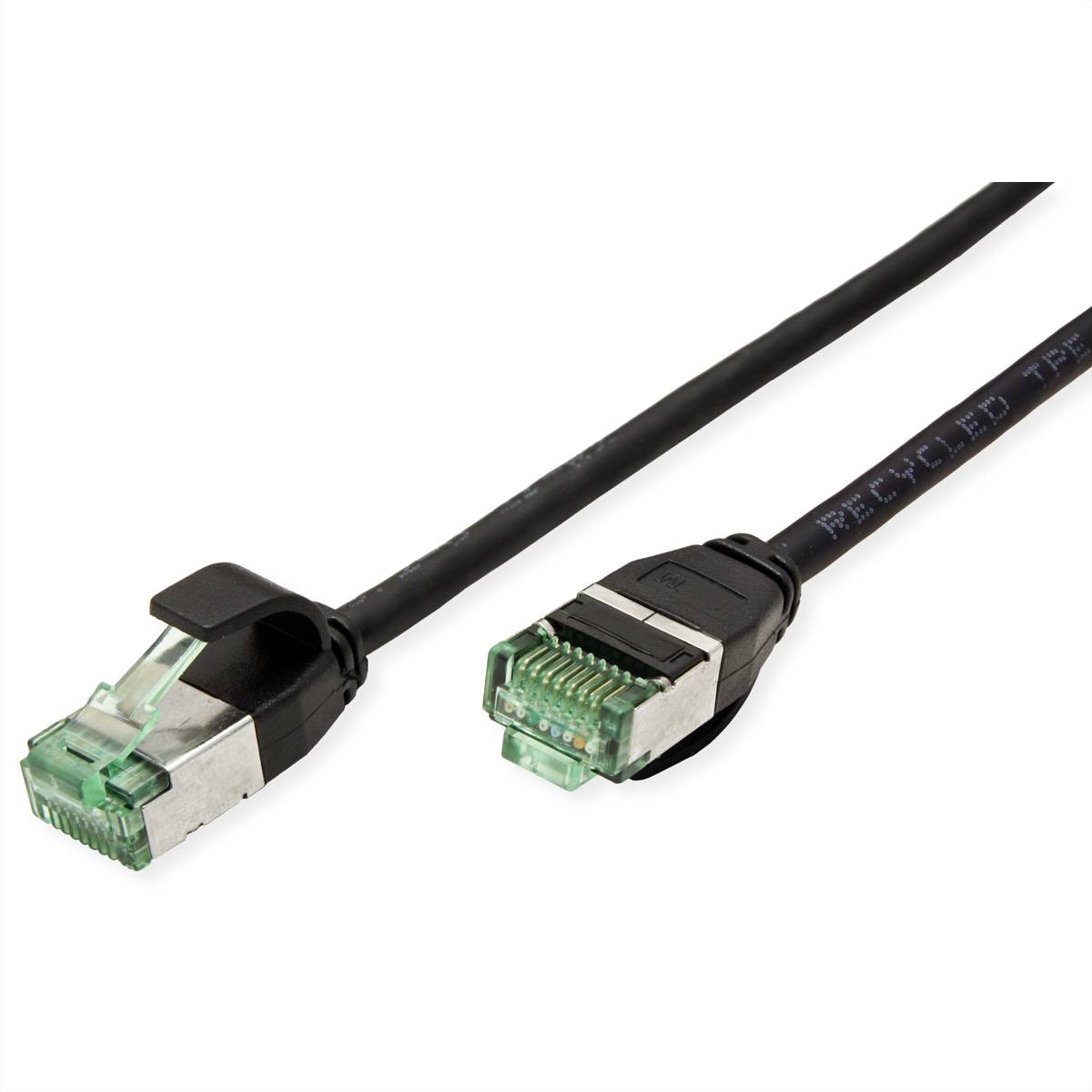 Zwei Ethernet-Kabel mit Steckern auf weißem Hintergrund, die die Kabelenden für die Netzwerkverbindungseinrichtung zeigen.