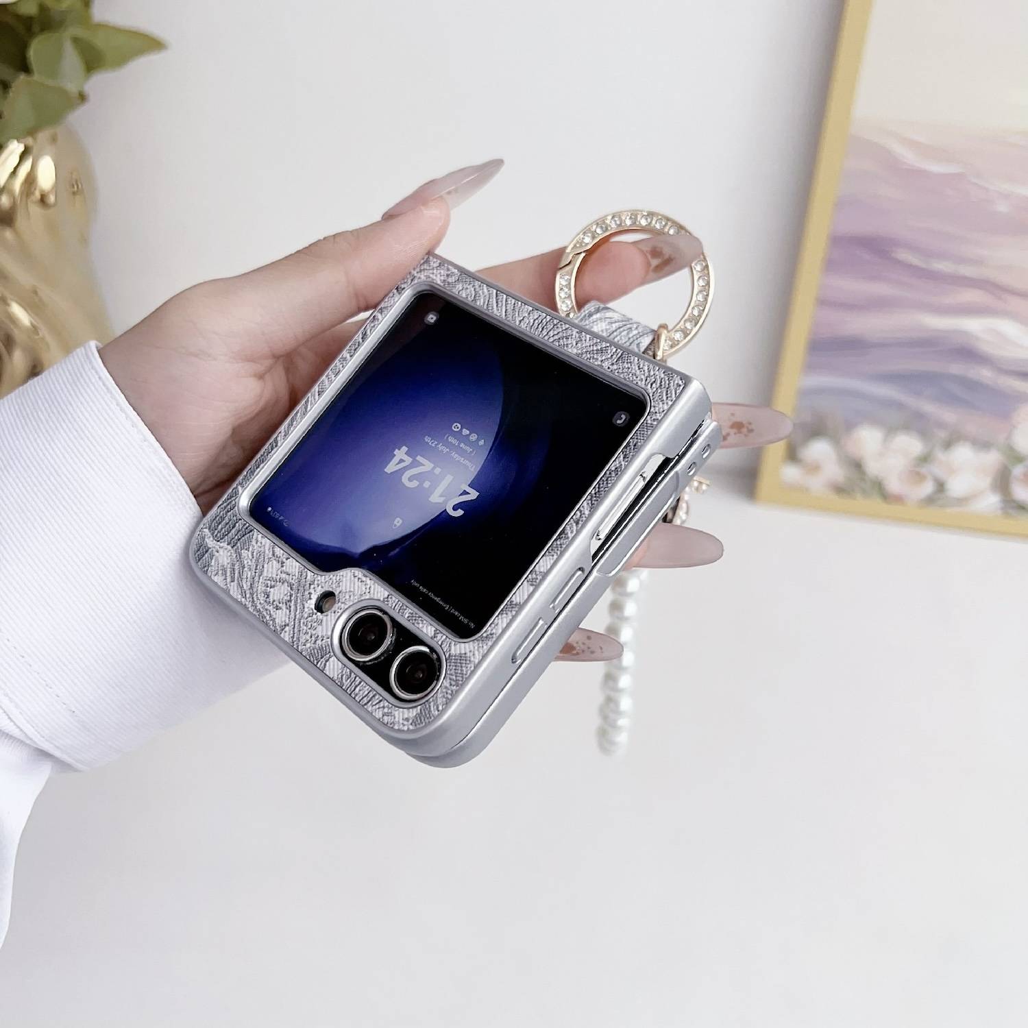 Für Samsung Galaxy Z Flip6 Stick Design Hülle mit Ringperlenkette Grau