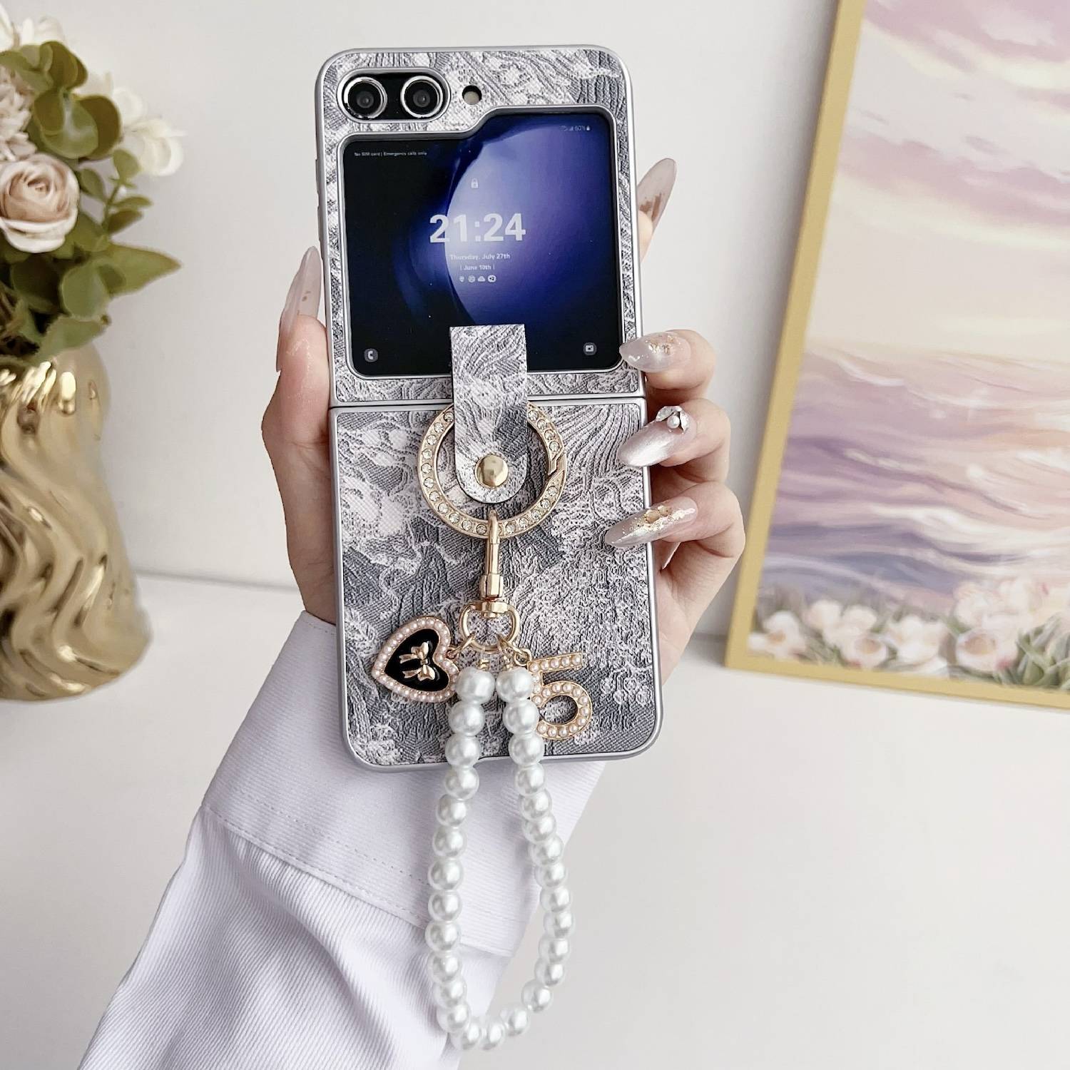 Für Samsung Galaxy Z Flip6 Stick Design Hülle mit Ringperlenkette Grau