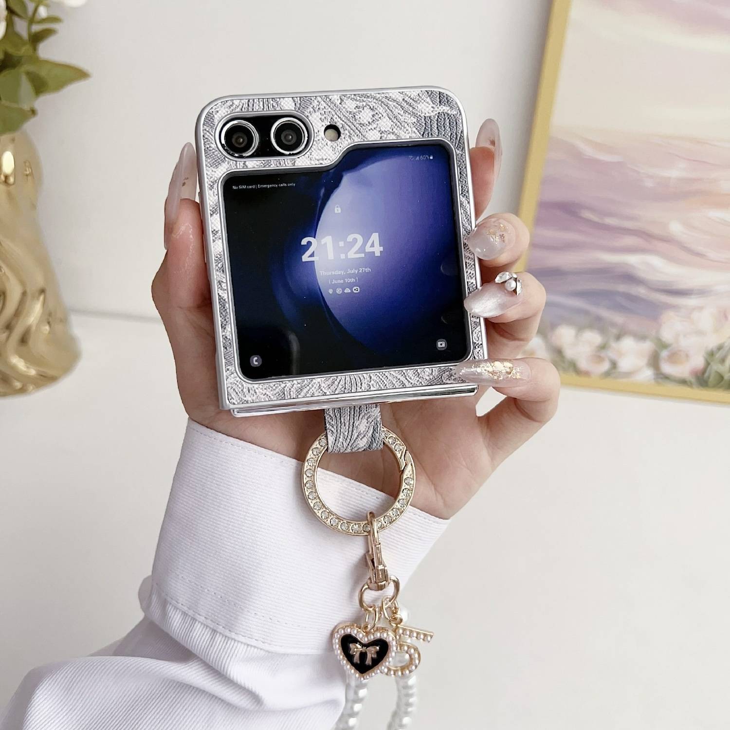 Für Samsung Galaxy Z Flip6 Stick Design Hülle mit Ringperlenkette Grau