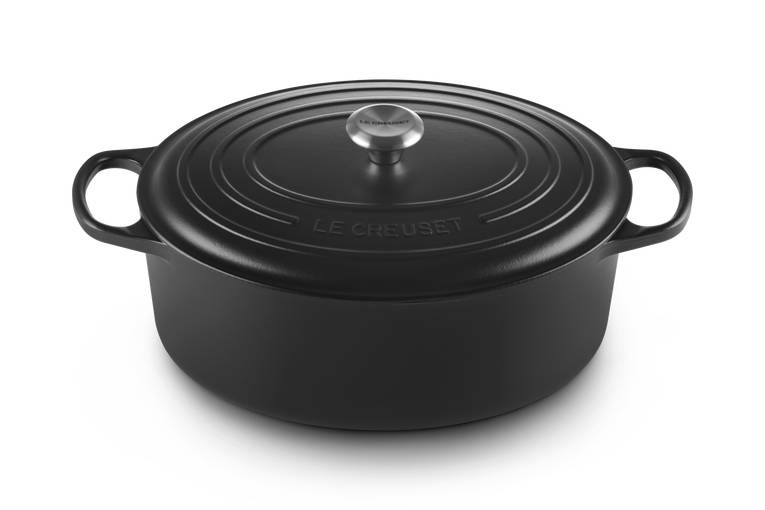 Schwarzer runder Bräter mit Deckel und Seitengriffen, mit einem silbernen Knopf und geprägtem Le Creuset Logo auf weißem Hintergrund.