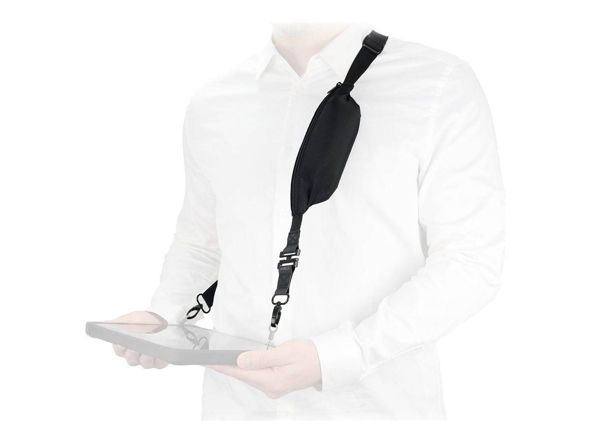 Person trägt eine schwarze Umhängetasche mit Querriemen und hält ein Tablet in der Hand. Das Bild zeigt ein tragbares, freihändiges Accessoire zum Transportieren von kleinen Gegenständen.