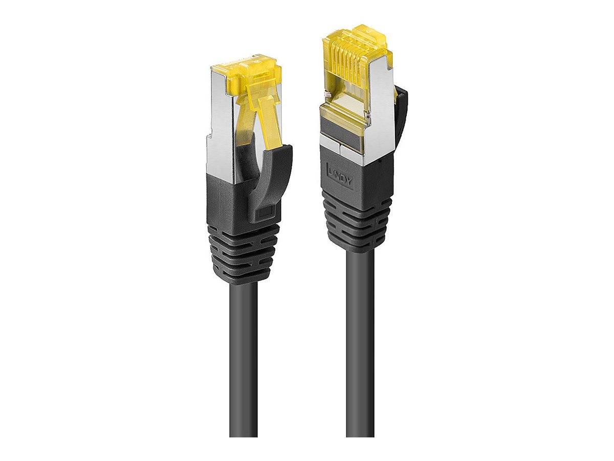 Zwei schwarze Ethernet-Kabel mit gelben RJ45-Steckern auf weißem Hintergrund dargestellt.