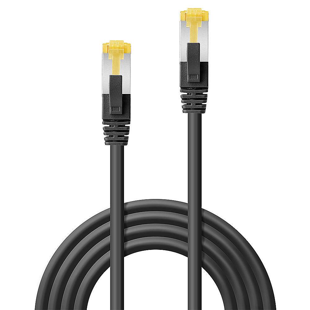 Aufgerolltes schwarzes Ethernet-Kabel mit zwei RJ45-Steckern