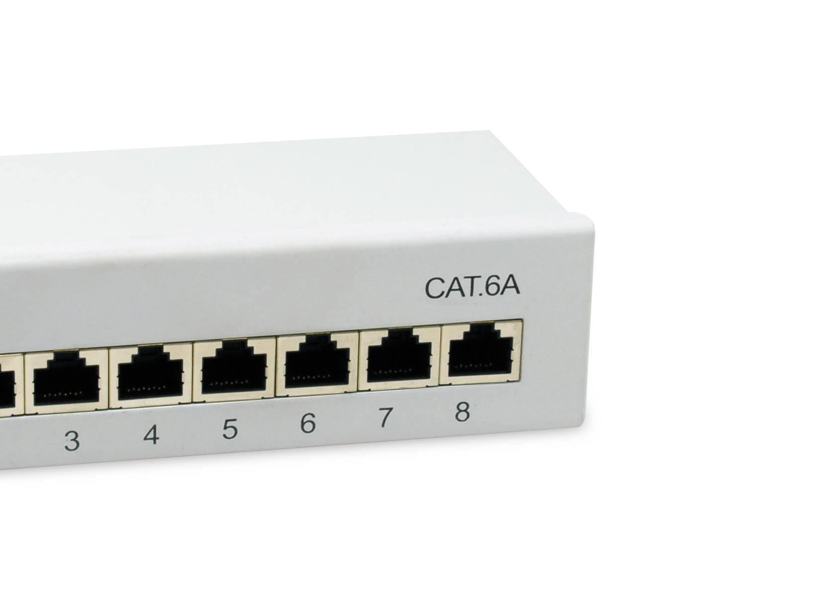 Nahaufnahme eines CAT.6A-Ethernet-Netzwerk-Switches oder Patchpanels mit sichtbaren nummerierten Anschlüssen 3 bis 8.